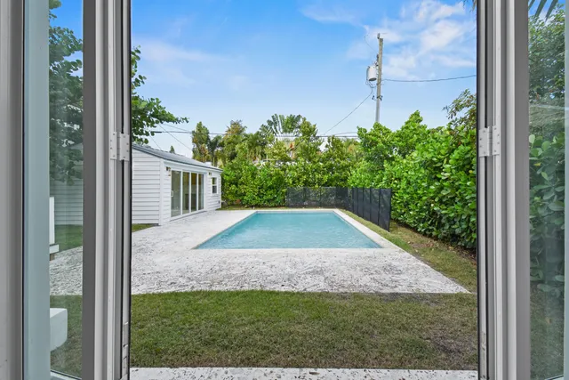 a view of outdoor space yard and porch