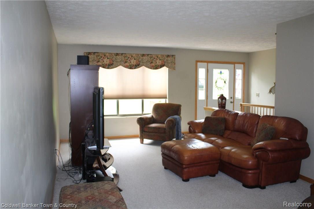 11882 Knob Hill Road Brighton, MI 48114 - Photo 8 of 41 Living room