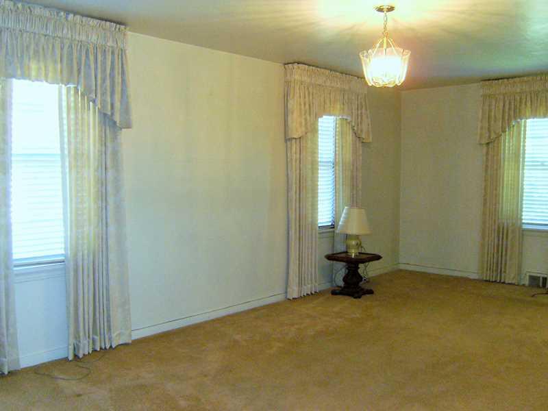 252 McCoy Road McKees Rocks, PA 15136 - Photo 2 of 16 Living Room.