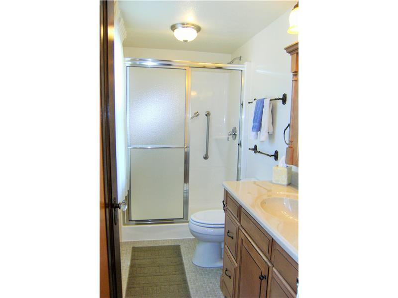 252 McCoy Road McKees Rocks, PA 15136 - Photo 11 of 16 Full Bath.