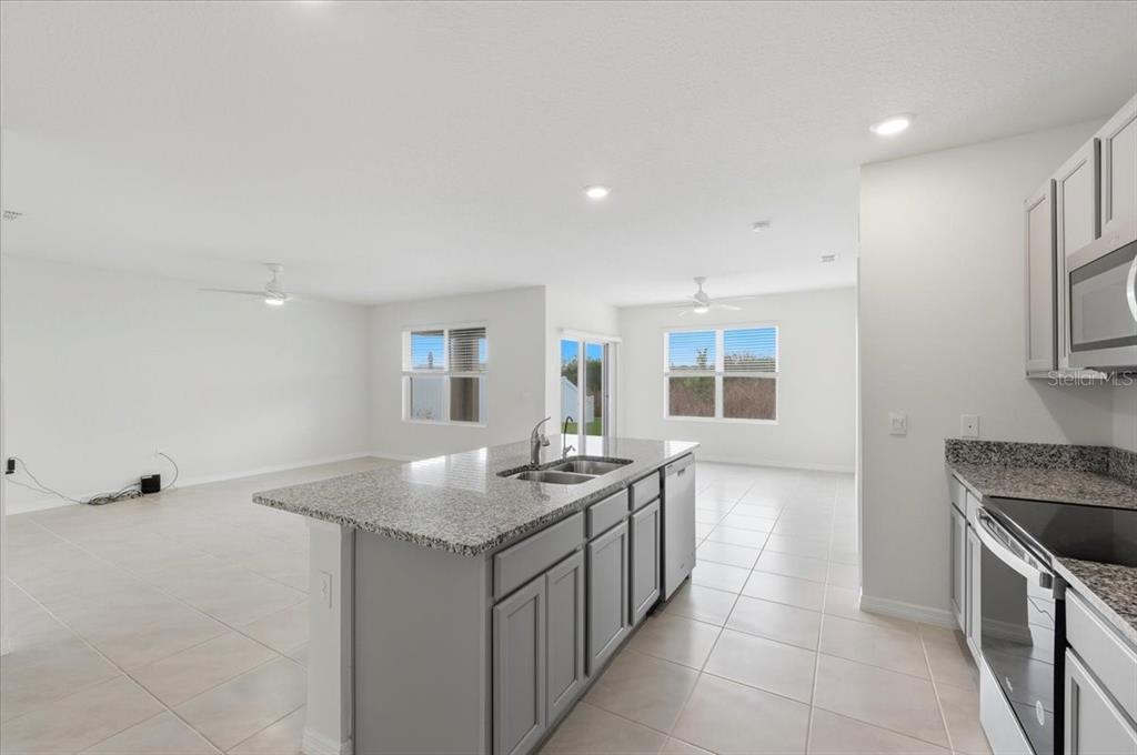 2829 Grandbury Grove Road Lakeland, FL 33811 - Photo 12 of 50