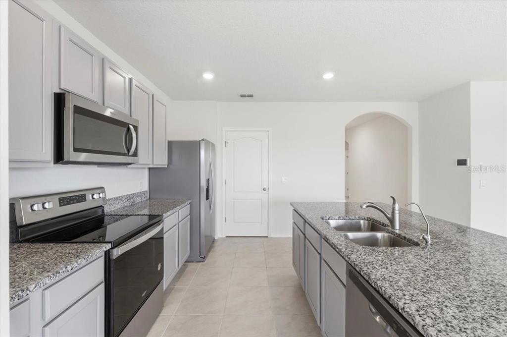 2829 Grandbury Grove Road Lakeland, FL 33811 - Photo 15 of 50