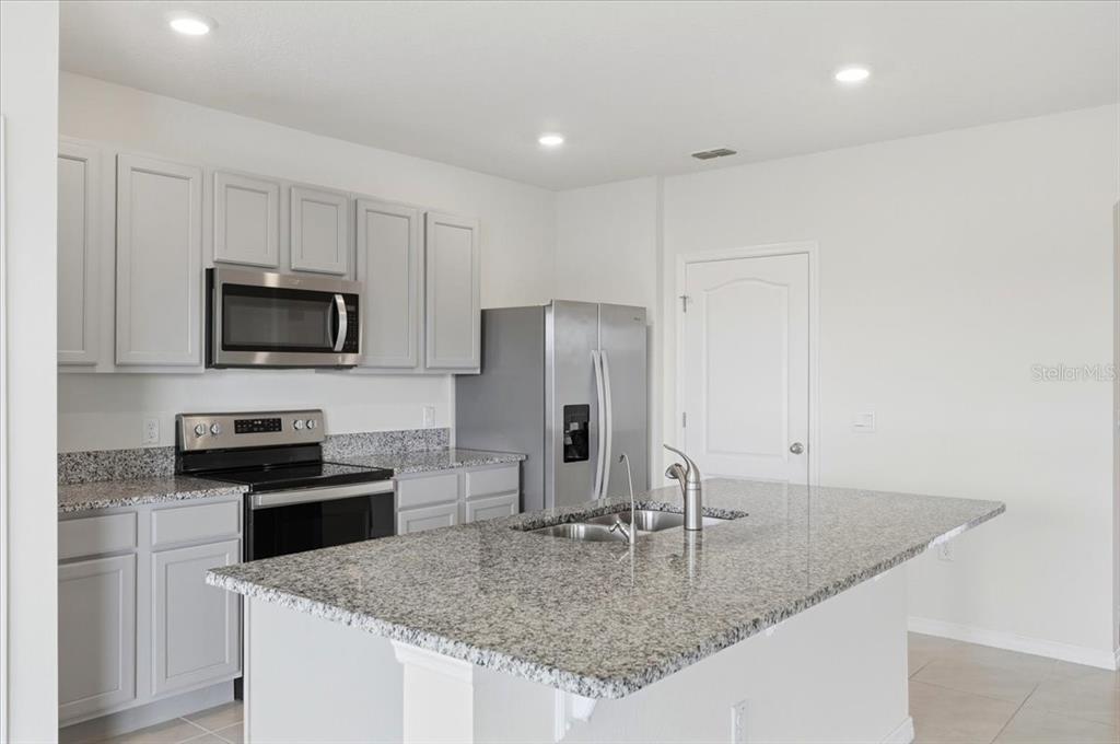 2829 Grandbury Grove Road Lakeland, FL 33811 - Photo 16 of 50