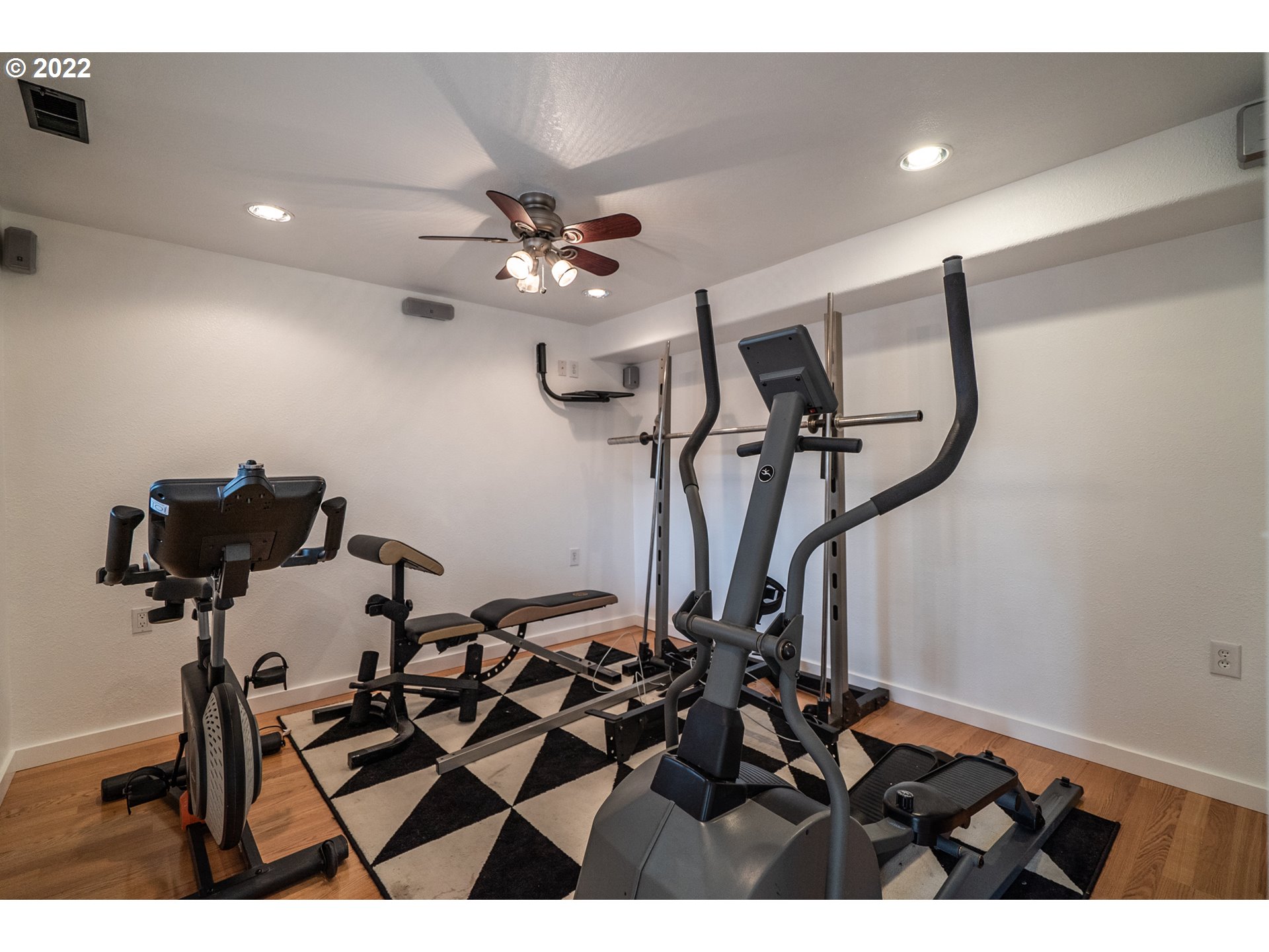 815 Northwest Mawrcrest Drive Gresham, OR 97030 - Photo 24 of 30 a room with gym equipment and windows