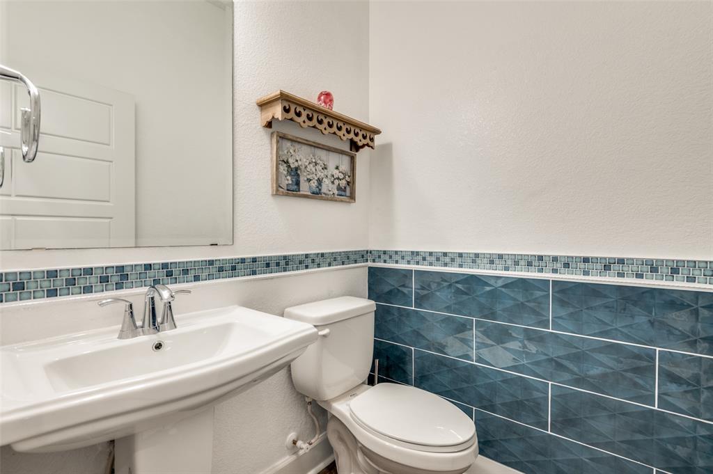 4724 Raspberry Spar Court Arlington, TX 76005 - Photo 19 of 30 a bathroom with a sink a toilet and a mirror