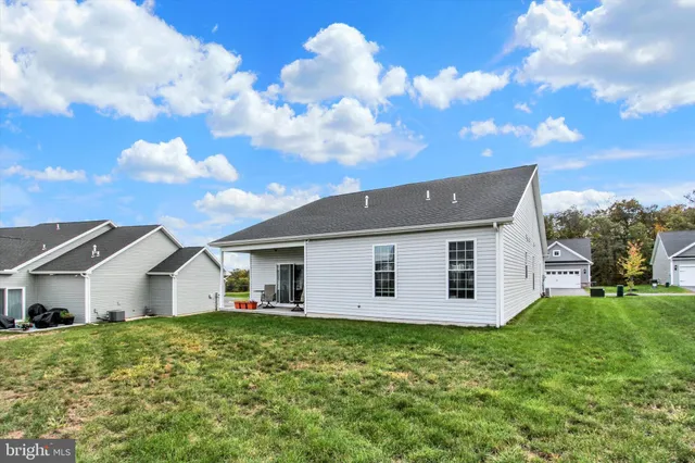 a view of a house with backyard