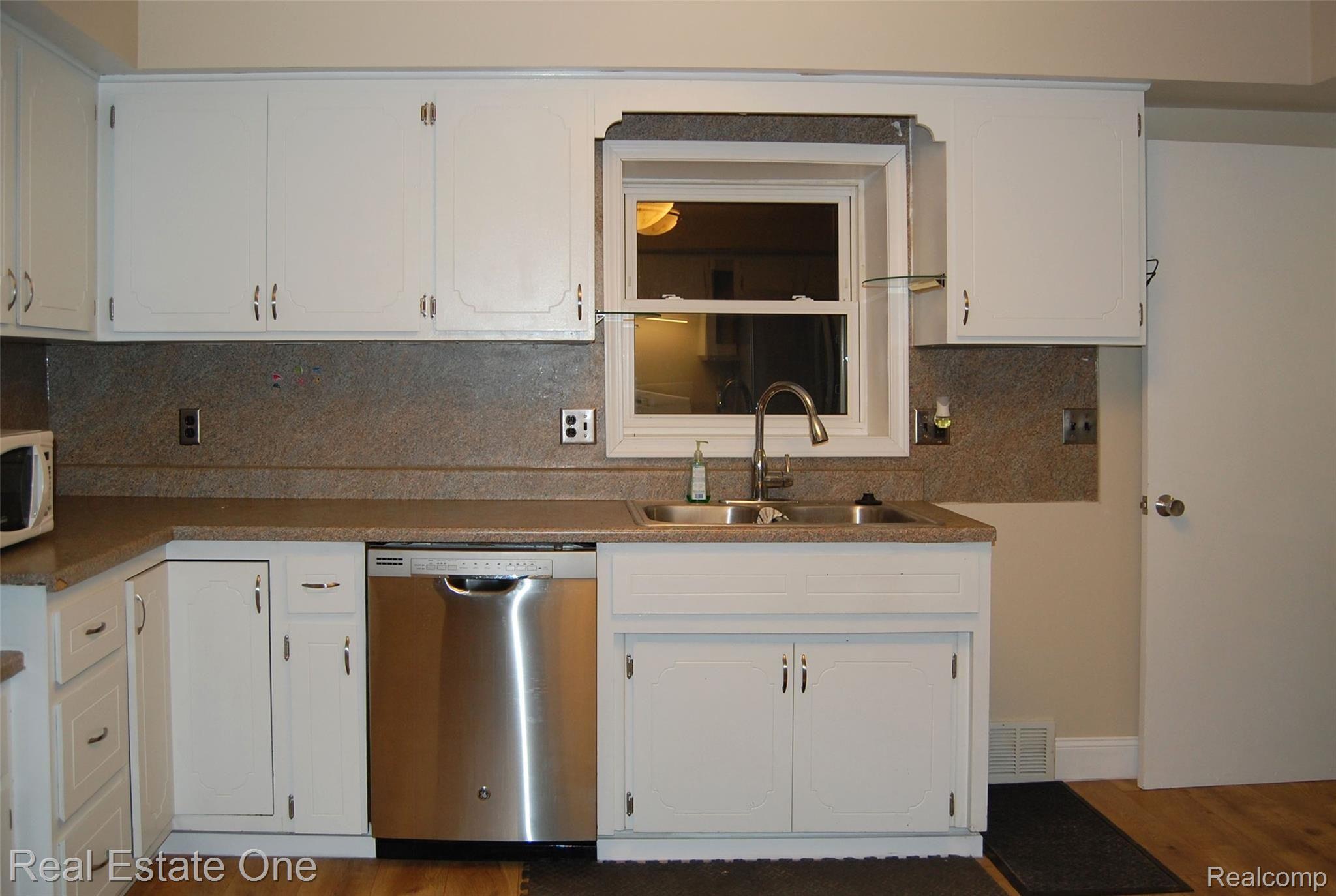 12975 15 Mile Road Sterling Heights, MI 48312 - Photo 13 of 26 Kitchen 3.jpg