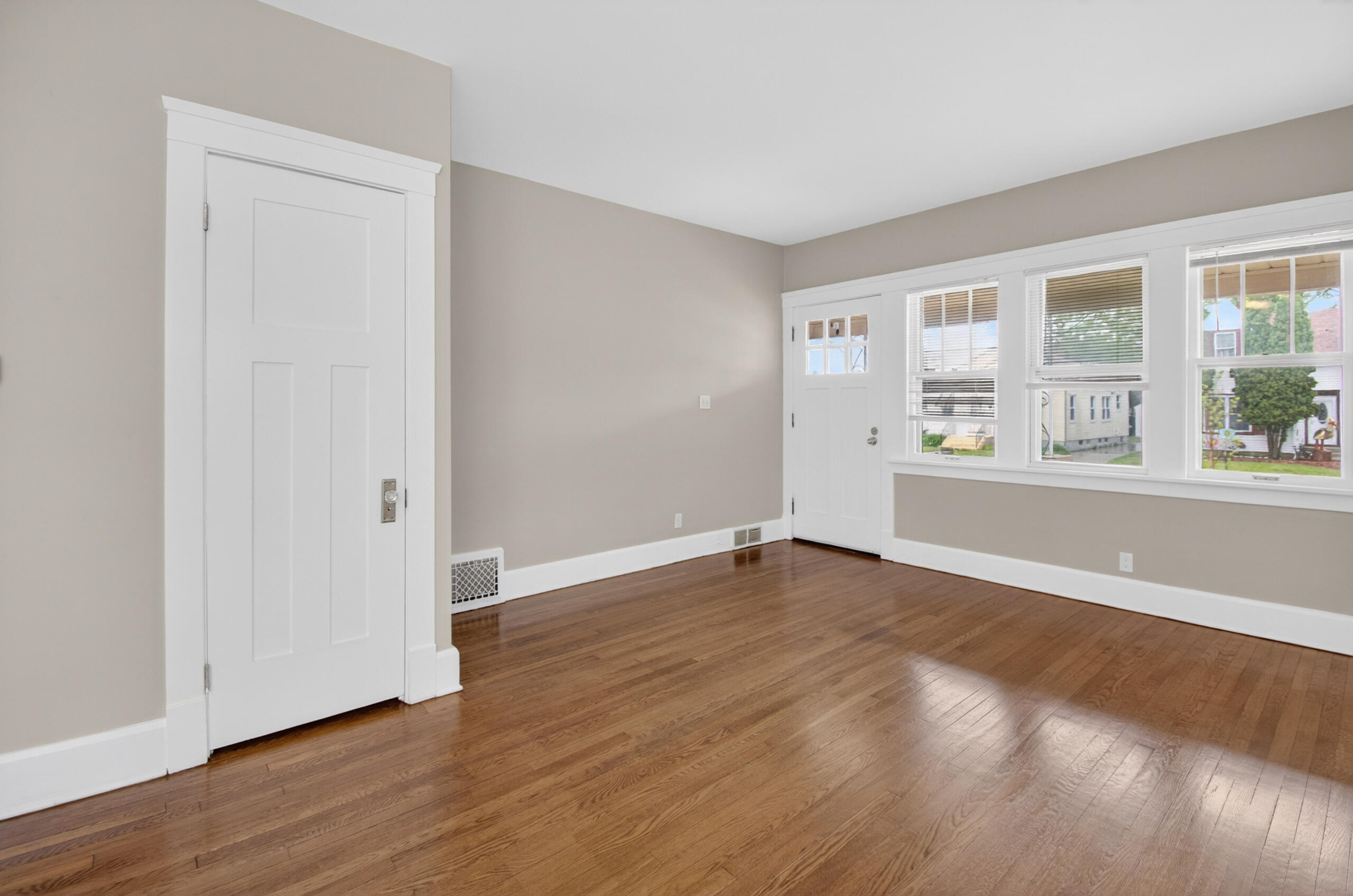 2335 Olive Street Racine, WI 53403 - Photo 5 of 21 IMG_4019