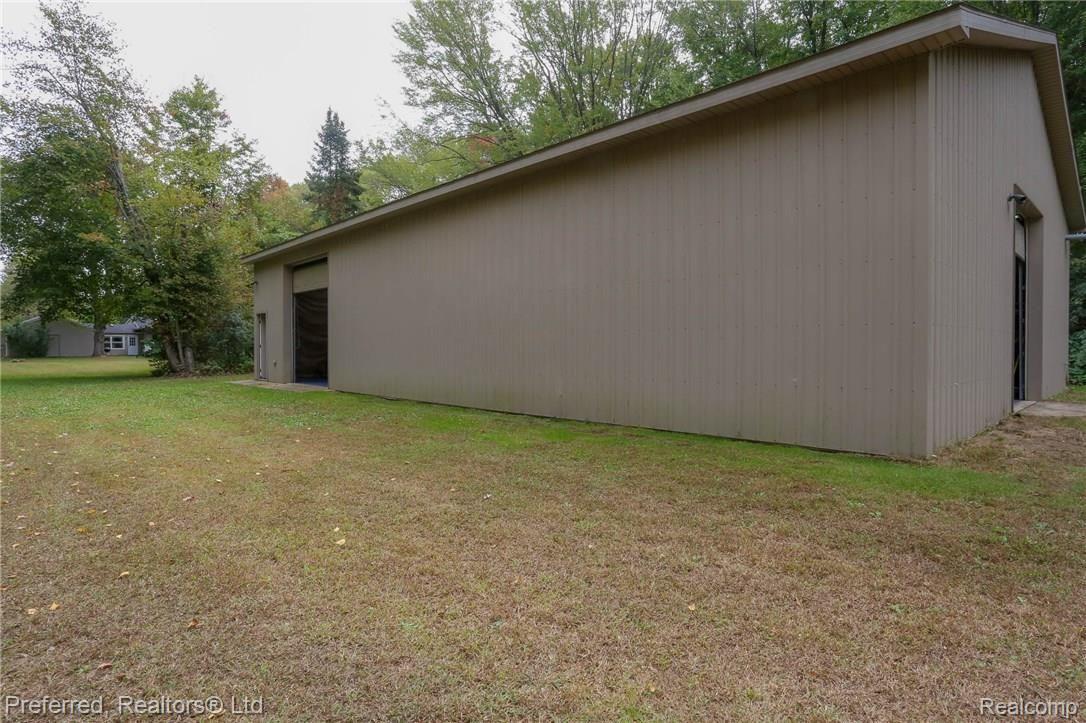 16870 Renton Road Belleville, MI 48111 - Photo 34 of 41 34IMG_2382.jpg