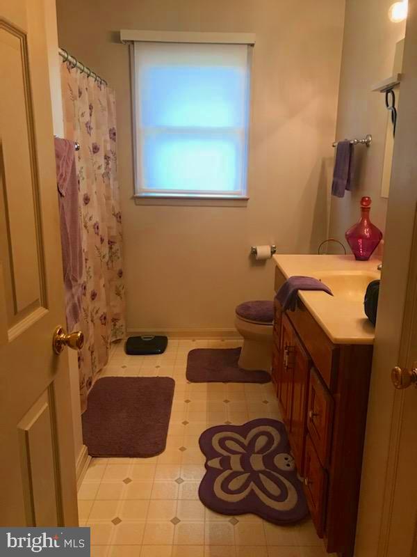 7547 Libertytown Road Berlin, MD 21811 - Photo 12 of 19 shared full bath in hall between bedrooms