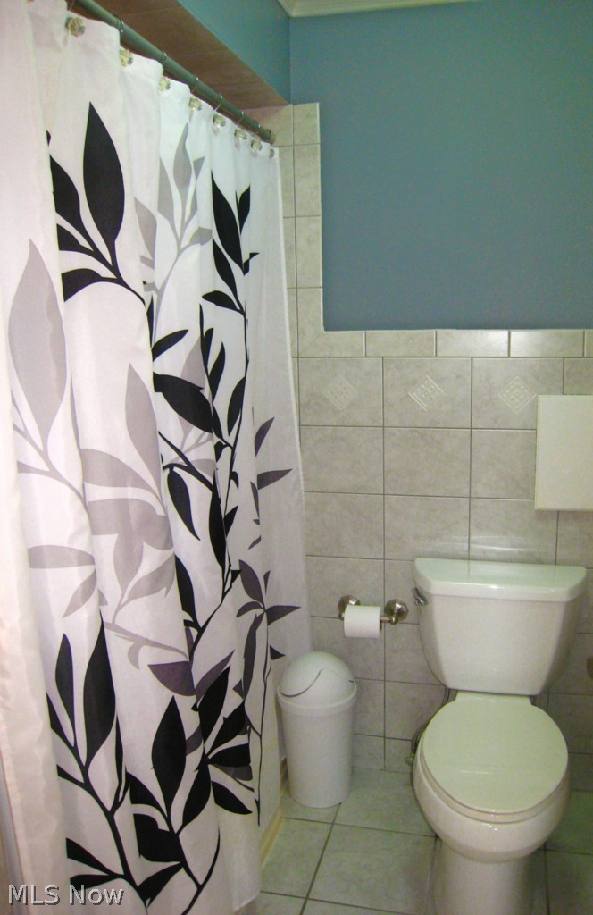 6925 Maplewood Road Parma Heights, OH 44130 - Photo 14 of 25 Full bathroom with ceramic tile.