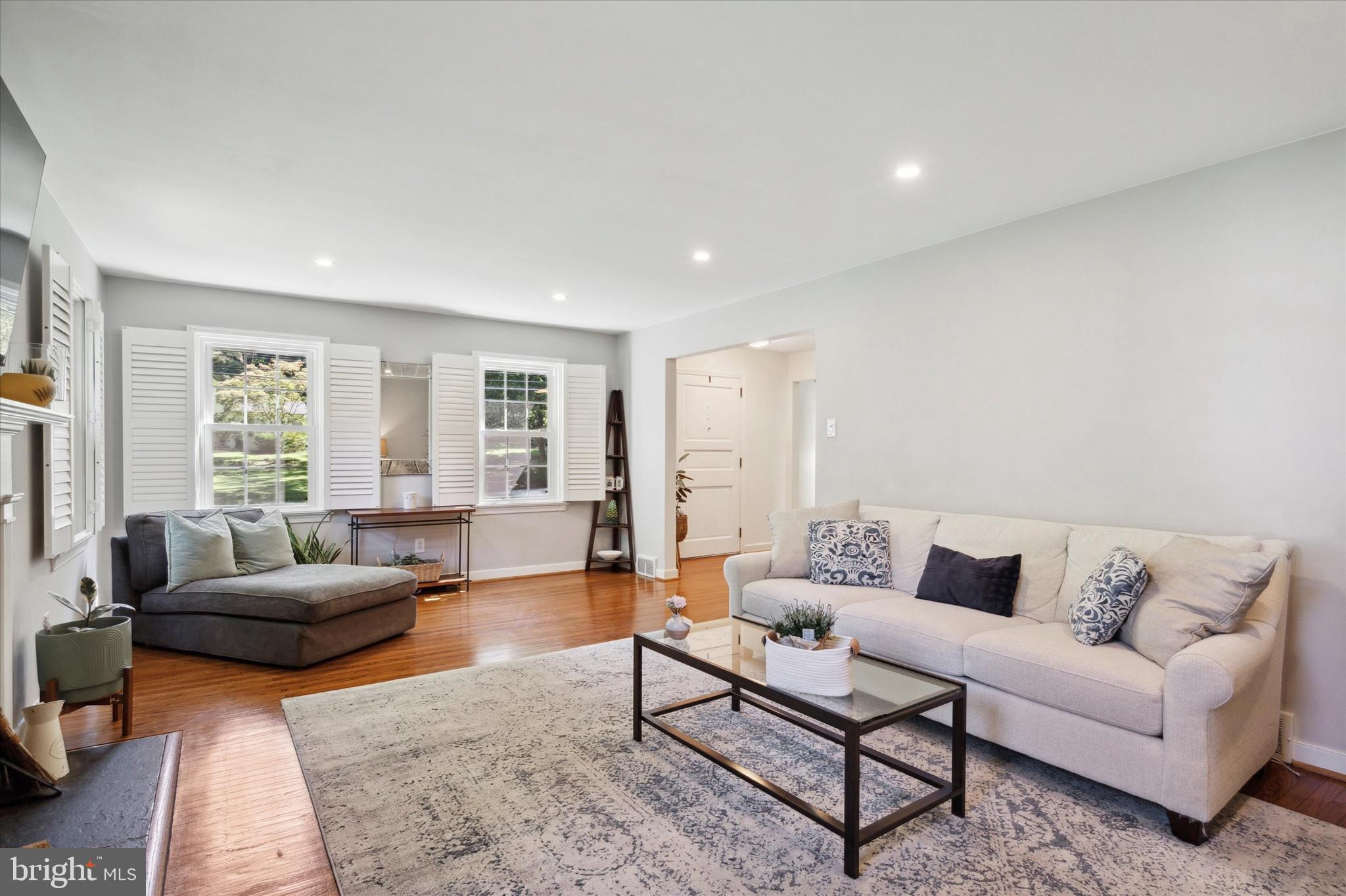 831 Hollow Road Wayne, PA 19087 - Photo 3 of 35