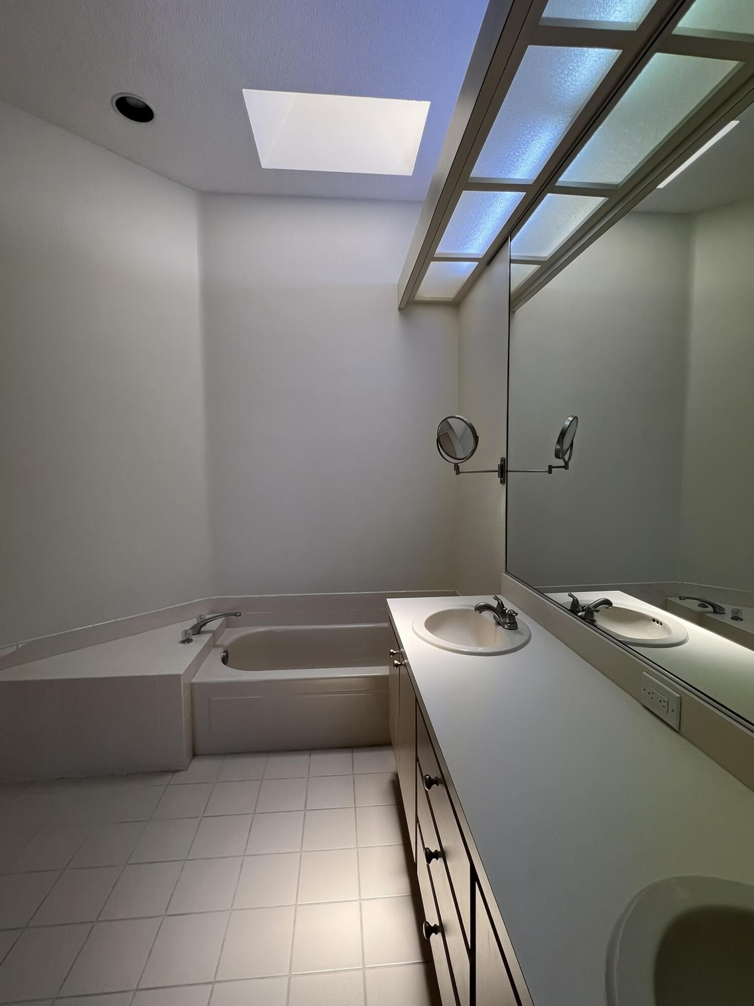 244 Hampton Place Jupiter, FL 33458 - Photo 18 of 31 Master Bathroom