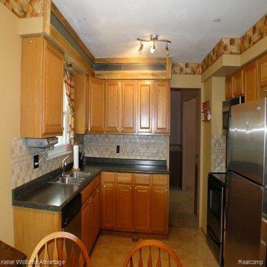 19306 Wedgewood Road Riverview, MI 48193 - Photo 4 of 23 kitchen.jpg