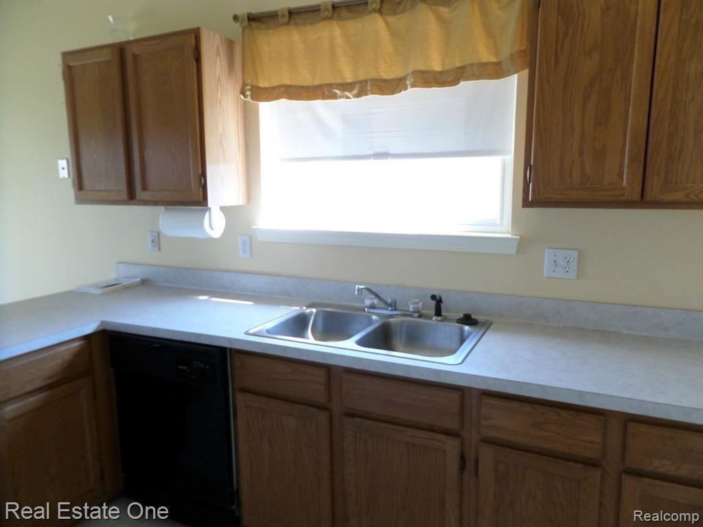 21740 Quail Ridge Drive, Unit 53 Riverview, MI 48193 - Photo 18 of 27 Kitchen