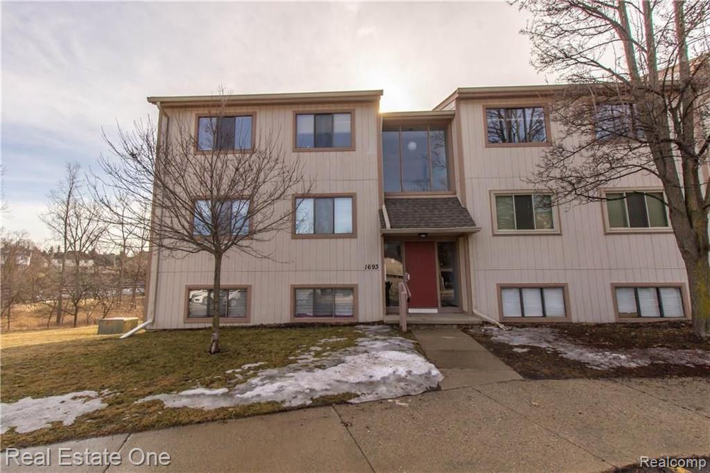 1693 Riverside Drive Rochester Hills, MI 48309 - Photo 1 of 24