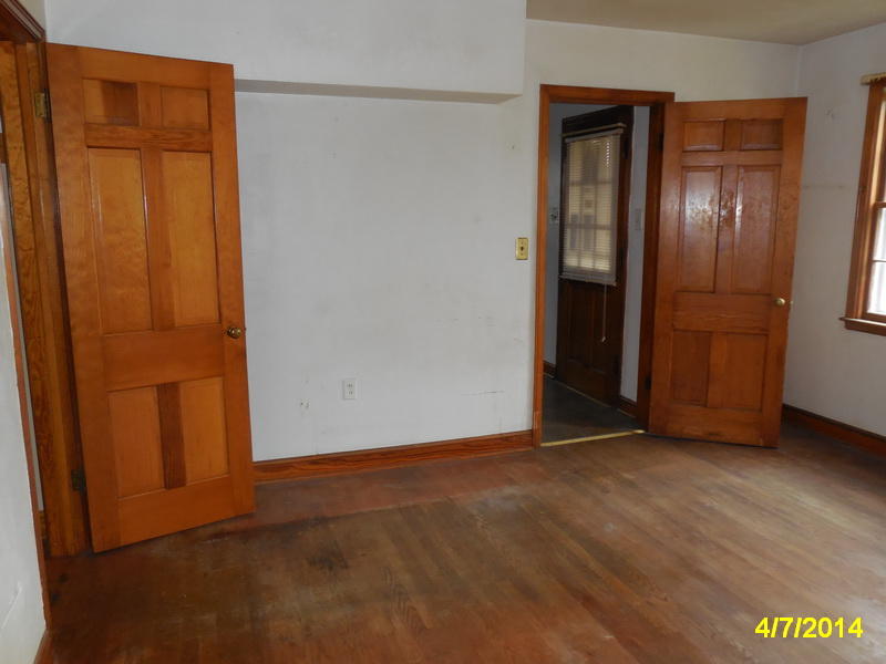 3816 Cove Road Roanoke, VA 24017 - Photo 7 of 9 an empty room with closet area