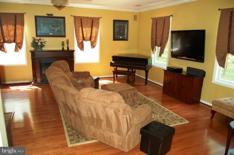 3885 Dumfries Road Catlett, VA 20119 - Photo 11 of 29 Light Filled Great Room with Hardwood Flooring