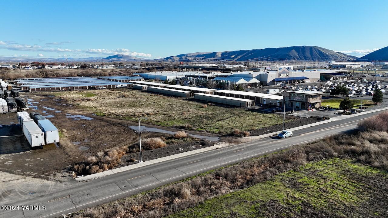 2007 Longfibre Road Yakima, WA 98903 - Photo 3 of 11 a view of a lake with a mountain