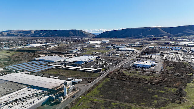 2007 Longfibre Road Yakima, WA 98903 - Photo 7 of 11 an aerial view of residential houses with outdoor space