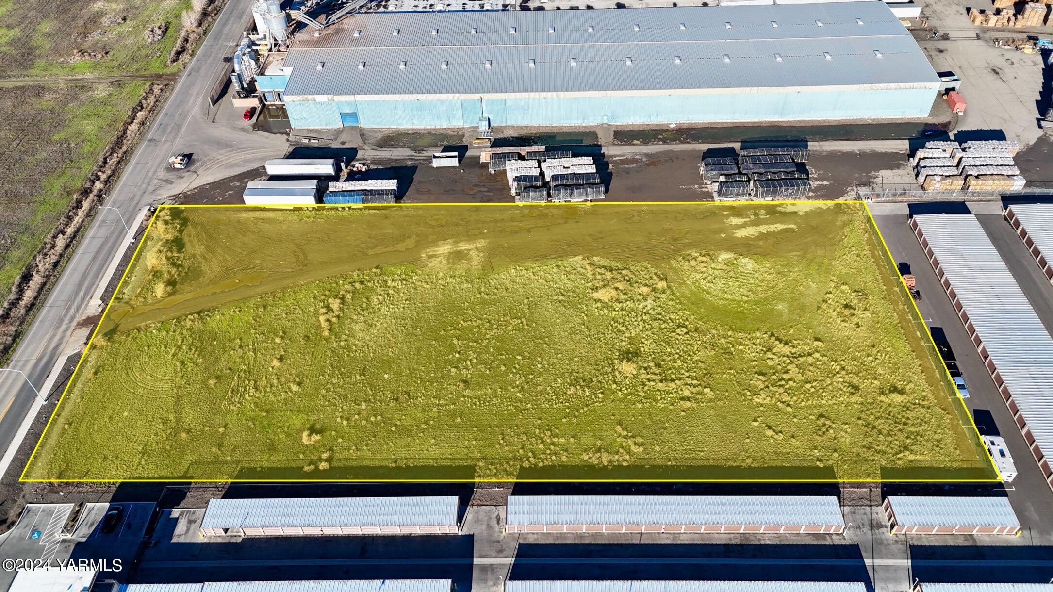 2007 Longfibre Road Yakima, WA 98903 - Photo 10 of 11 swimming pool view with sitting space