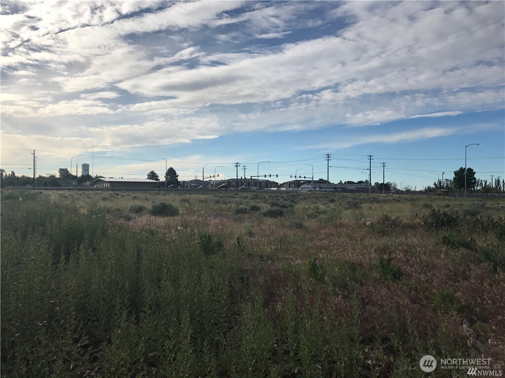 0 Nelson Moses Lake Moses Lake, WA 98837 - Photo 23 of 24 a view of a big yard with an outdoor seating