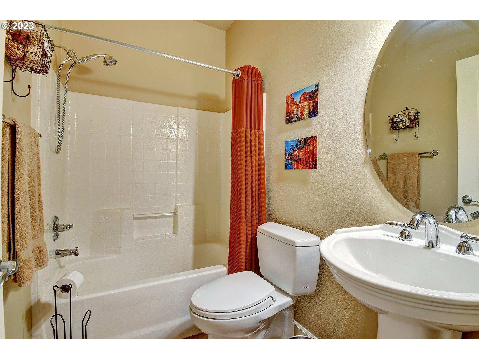 907 North 7th Circle Ridgefield, WA 98642 - Photo 16 of 47 a bathroom with a toilet sink and shower