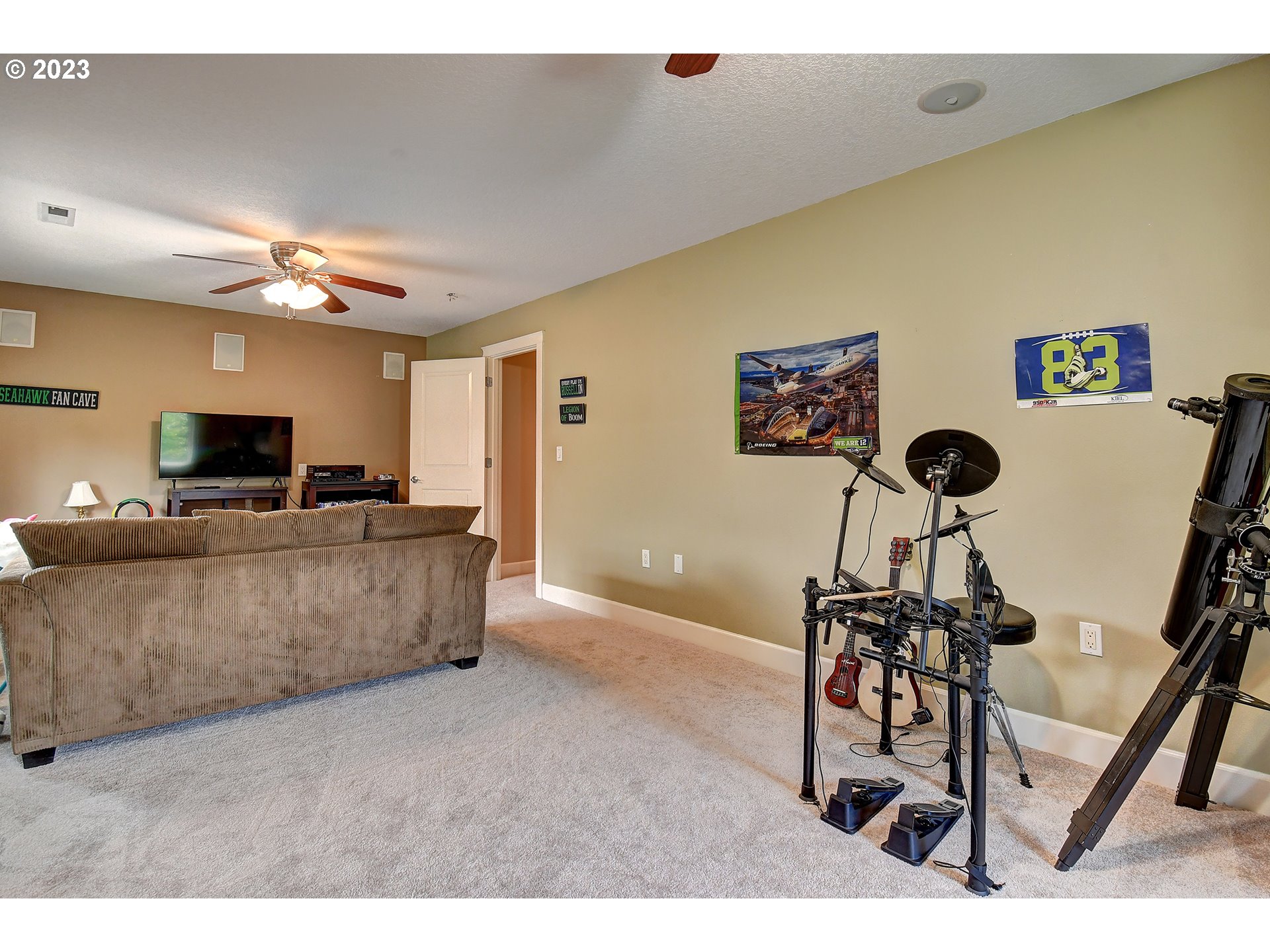 907 North 7th Circle Ridgefield, WA 98642 - Photo 31 of 47 a living room with furniture and a flat screen tv