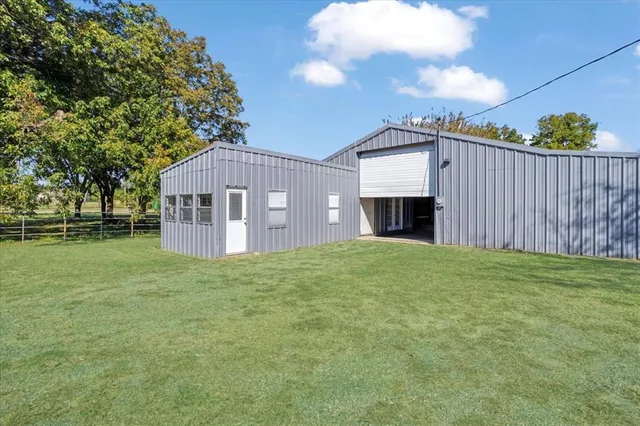 a view of a backyard