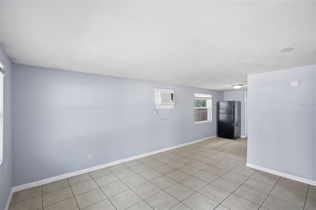 11733 North 12th Street, Unit G Tampa, FL 33612 - Photo 4 of 25 a view of an empty room