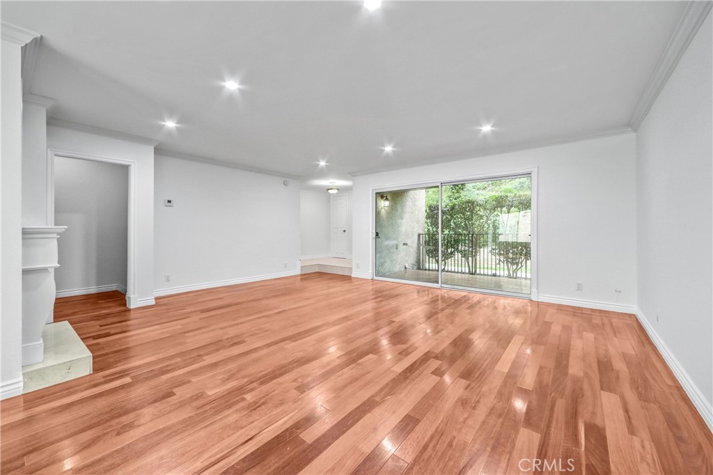 9637 Via Rimini, Unit 121 Burbank, CA 91504 - Photo 5 of 29