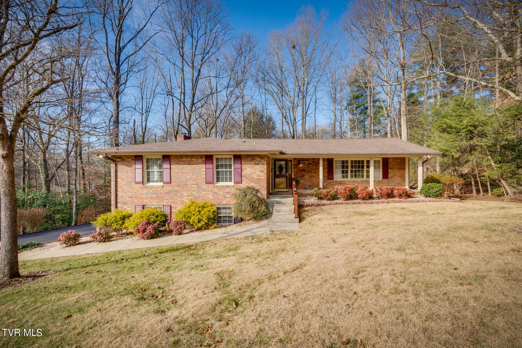 408 Robin Road Bristol, TN 37620 - Photo 1 of 42 001