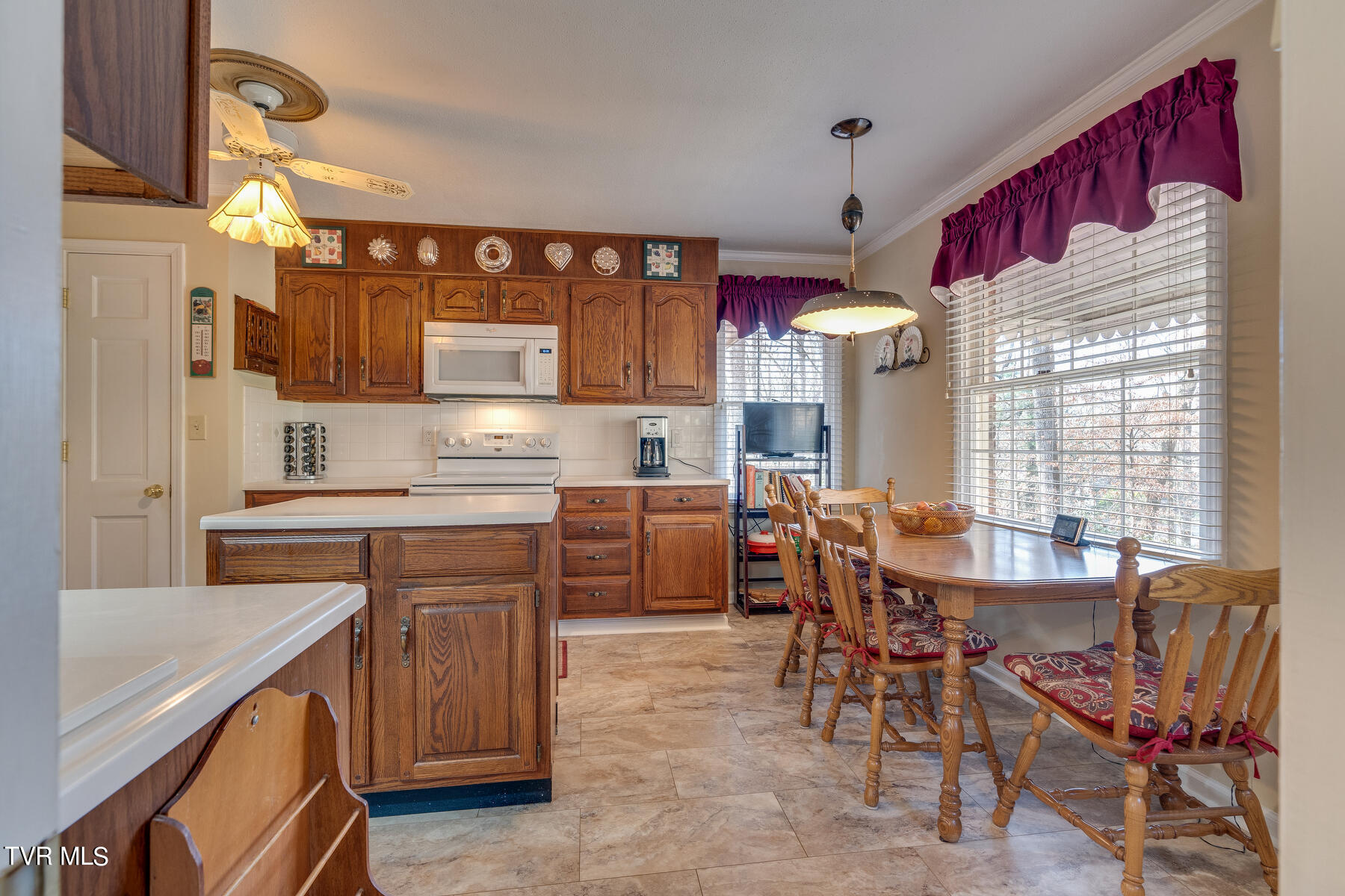 408 Robin Road Bristol, TN 37620 - Photo 11 of 42 011