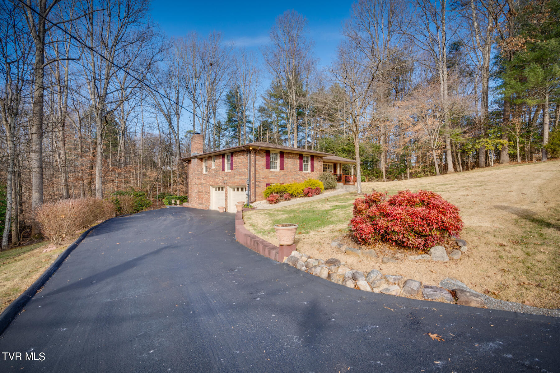 408 Robin Road Bristol, TN 37620 - Photo 2 of 42 002