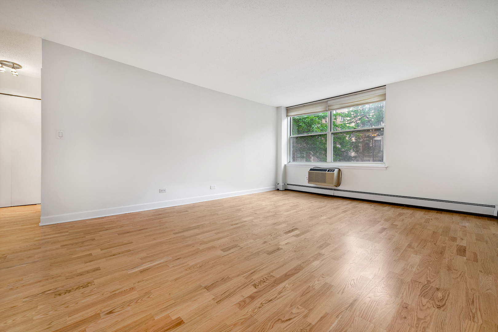 3033 North Sheridan Road, Unit M2 Chicago, IL 60657 - Photo 3 of 19 Gallery Image 3