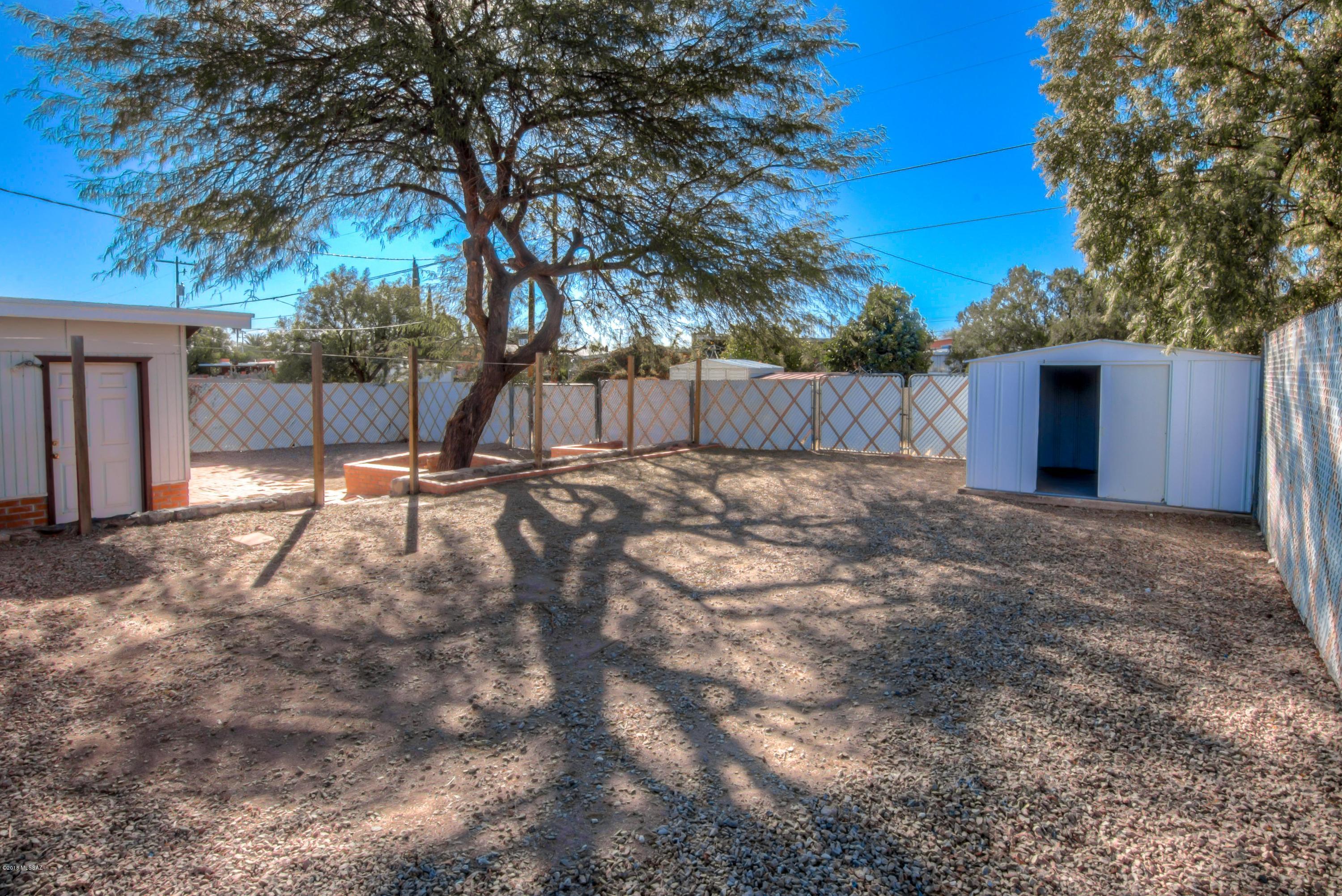 1841 West Astolat Road Tucson, AZ 85713 - Photo 38 of 40 a view of backyard with tree