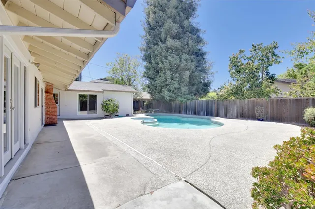 a view of a house with backyard and a garden