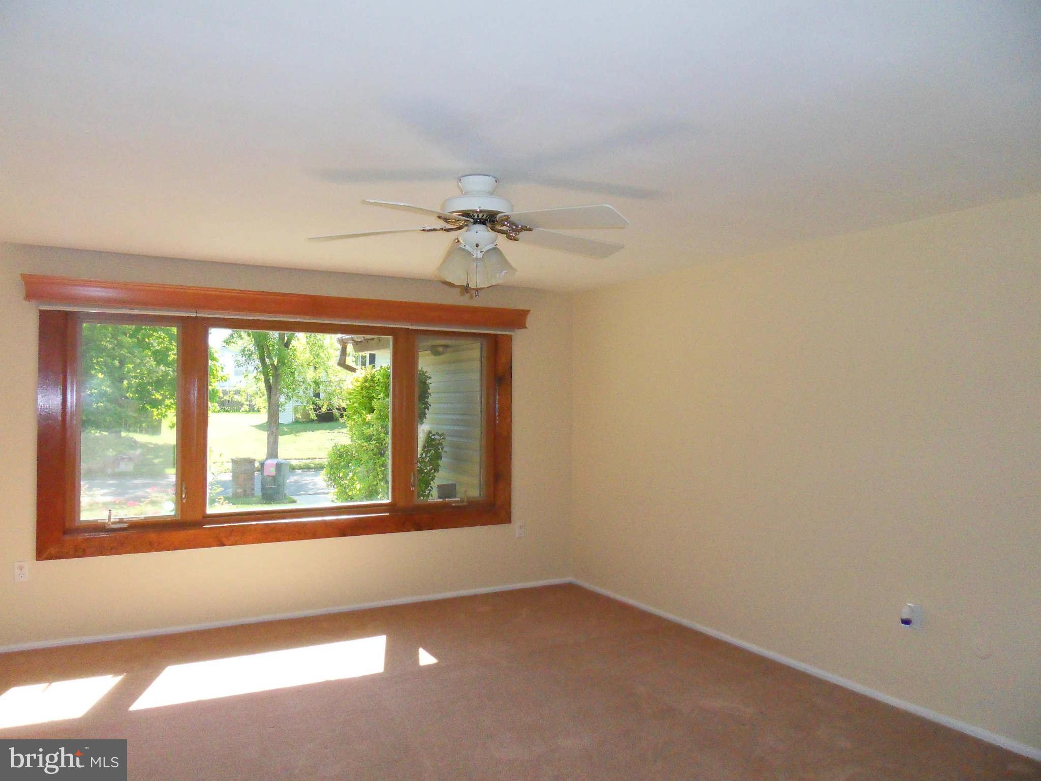1514 Nicholas Road Waldorf, MD 20601 - Photo 2 of 24 Living Room