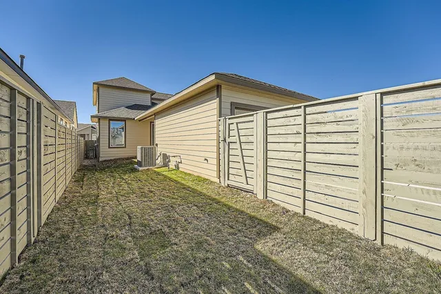 a view of backyard of the house
