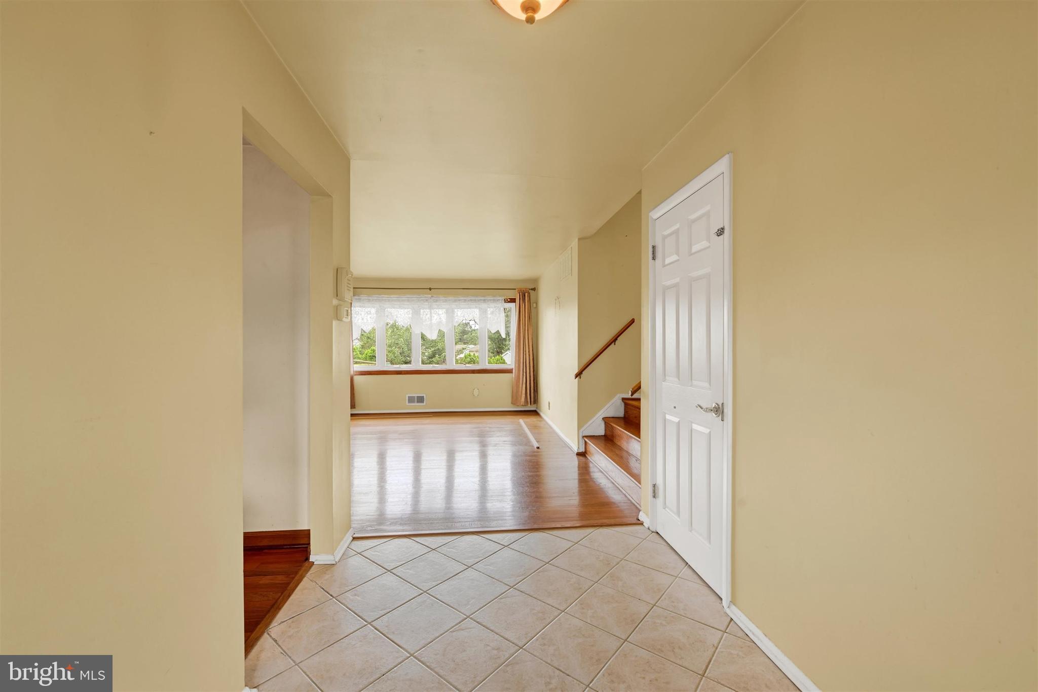 9600 Brookbend Road Baltimore, MD 21236 - Photo 17 of 49 Main Level Entrance Way