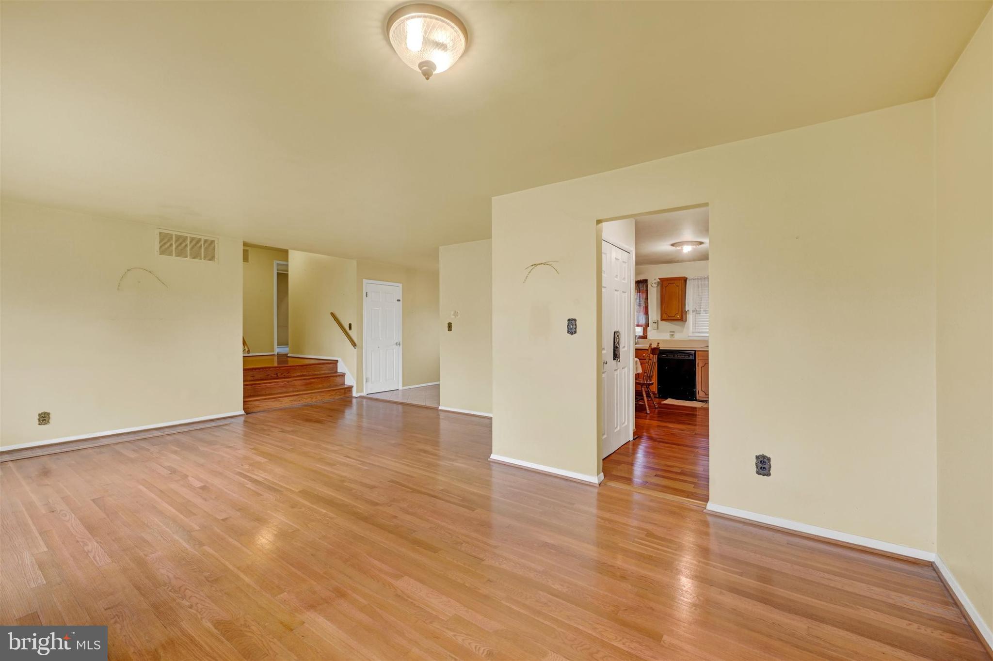 9600 Brookbend Road Baltimore, MD 21236 - Photo 18 of 49 Main Level Living Room