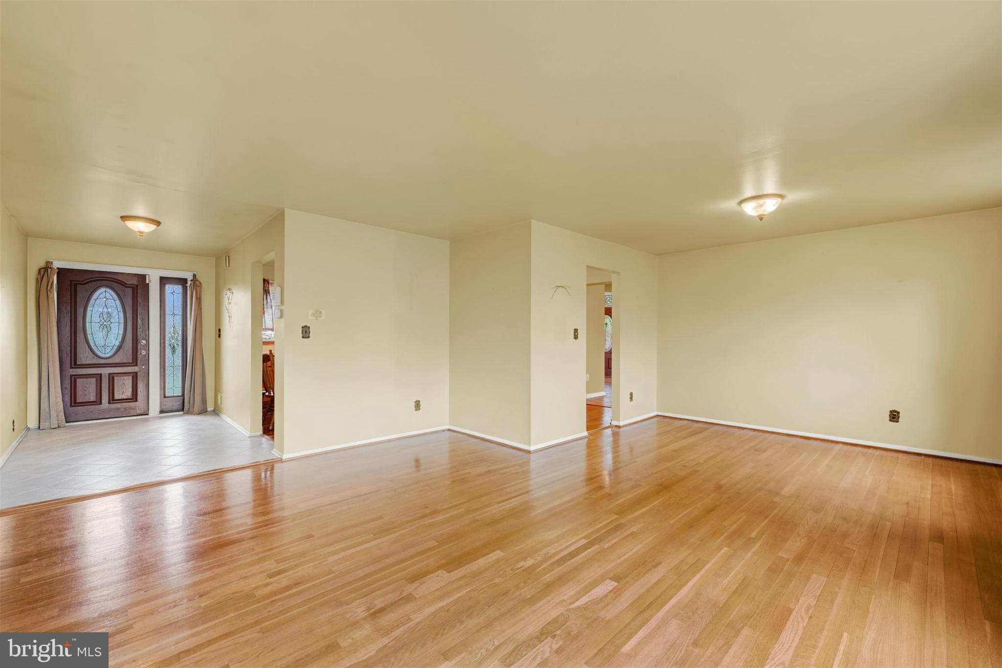 9600 Brookbend Road Baltimore, MD 21236 - Photo 19 of 49 Main Level Living Room