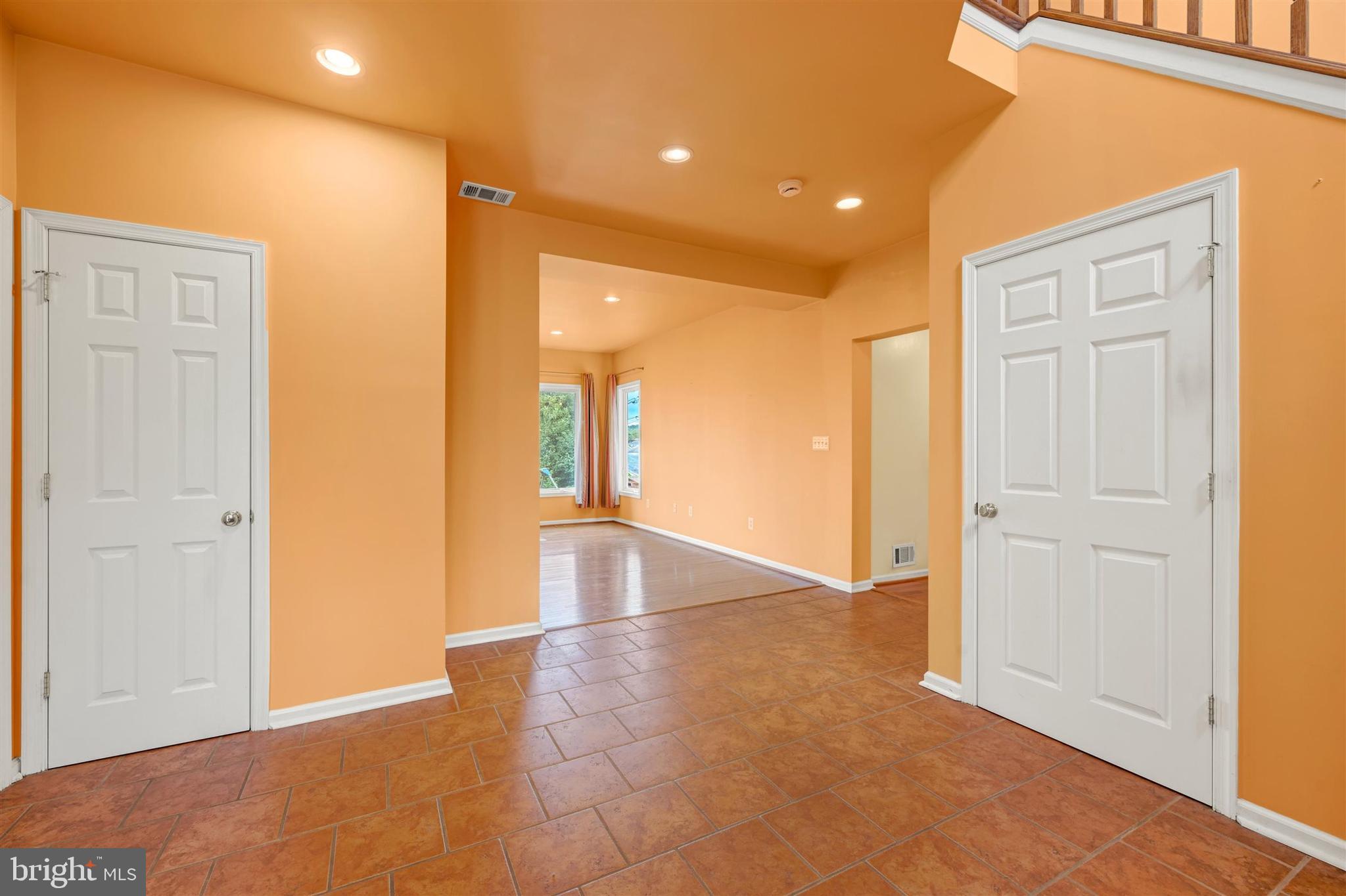 9600 Brookbend Road Baltimore, MD 21236 - Photo 4 of 49 Second Main Level Entrance Area