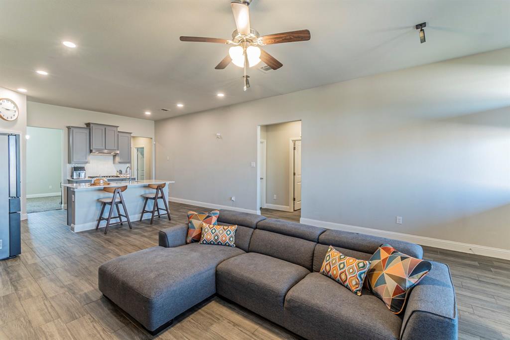 10638 Cherry Tree Way Grand Prairie, TX 76065 - Photo 4 of 39 Lots of space here and blank canvas for your art!