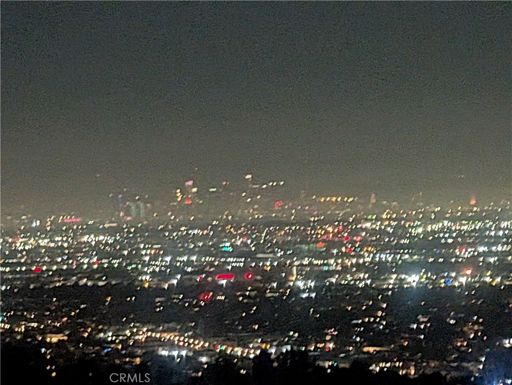 a room with lots of flowers