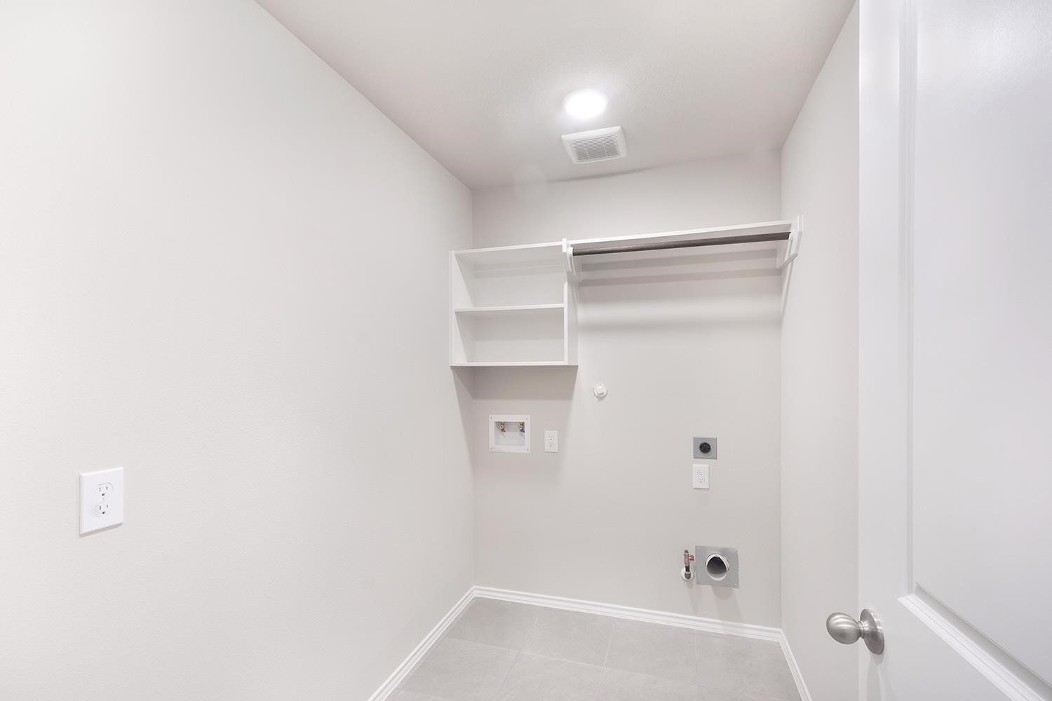 553 Timber Voyage Court Conroe, TX 77304 - Photo 20 of 31 a bathroom with a bathtub