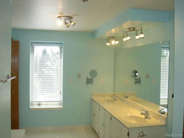 3474 Salem Drive Rochester, MI 48306 - Photo 14 of 18 Upper level Main Bath