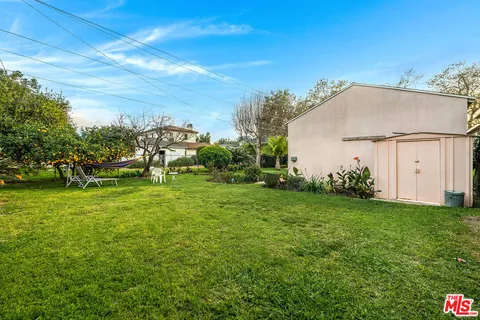 a view of a backyard