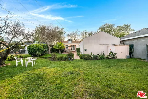 a view of a house with backyard