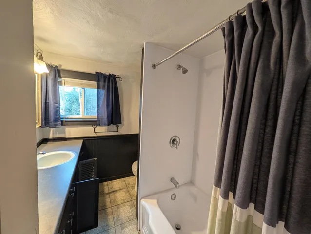 $2,495 | 30 Pleasant Street, Bristol, NH 03222